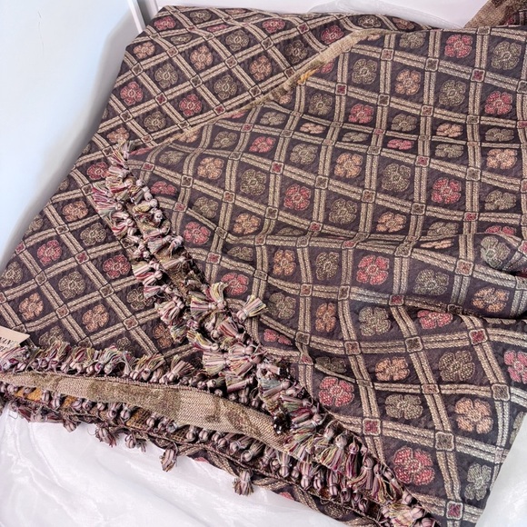 Reversible Heavyweight fabric 50x50” Throw! Dresses up your bed, table,sofa etc! - Picture 1 of 7